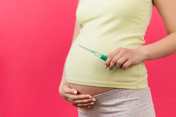 Fechar Seringa Para Injeção Mão Mulher Grávida Fundo Colorido Com — Fotografia de Stock