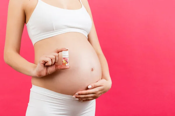 Primer Plano Mujer Embarazada Sosteniendo Una Botella Pastillas Contra Vientre — Foto de Stock