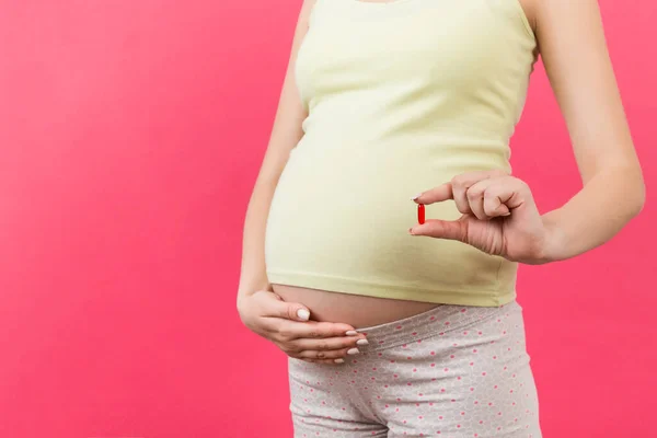 Primer Plano Una Píldora Mano Mujer Embarazada Fondo Colorido Con —  Fotos de Stock