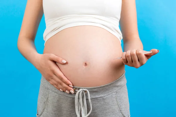 Imagen Recortada Mujer Embarazada Haciendo Inyección Insulina Para Controlar Nivel —  Fotos de Stock