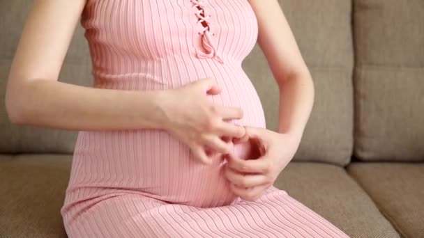 Uma Mulher Grávida Coçar Barriga Com Mão Estômago Menina Coça — Vídeo de Stock