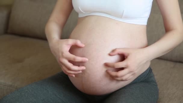 Primo Piano Della Donna Incinta Che Gratta Stomaco Sul Divano — Video Stock