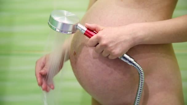 Kobieta Ciąży Sprawdza Jakiej Temperaturze Wody Pod Prysznicem — Wideo stockowe