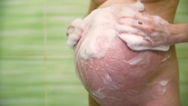 Schwangere Der Dusche Schäumt Einen Dicken Bauch Unter Wasser — Stockvideo