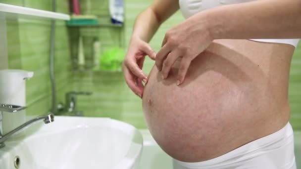 Έγκυος Κορίτσι Γρατσουνιές Στομάχι Κρέμα Για Ραγάδες Στο Μπάνιο — Αρχείο Βίντεο