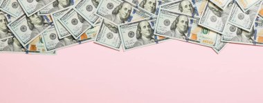 Üstte kopya alanı olan renkli masanın üst görünümü banknotlar. ortasında para yığını olan 100 dolarlık banknotlar. İş kavramına en iyi bakış.