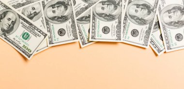 yüz dolarlık banknotlar Kopya alanı ile arka planda iş kavramının üst görünümü.