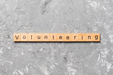 ahşap blok üzerinde yazılı kelime gönüllü. tabloda, metin gönüllülük kavramı.