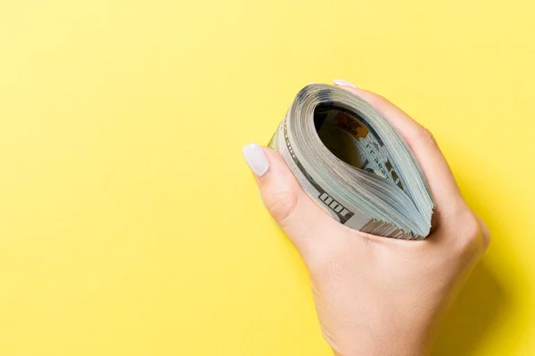 Grueso Paquete Billetes Cien Dólares Mano Femenina Sobre Fondo Colorido — Foto de Stock