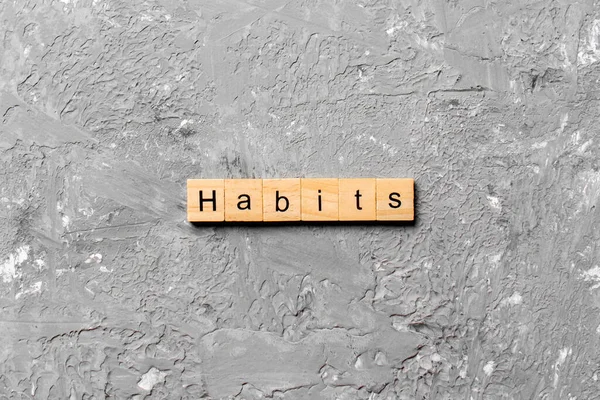 Habits Palavra Escrita Bloco Madeira Habits Texto Mesa Cimento Para — Fotografia de Stock