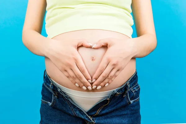 Gros Plan Femme Enceinte Jeans Dézippés Tenant Ses Mains Forme — Photo