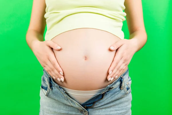 Gros Plan Femme Enceinte Jeans Dézippés Montrant Son Ventre Fond — Photo