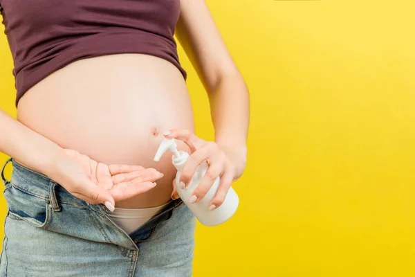 Primo Piano Attesa Madre Jeans Decompresso Applicare Crema Sulla Pancia — Foto Stock