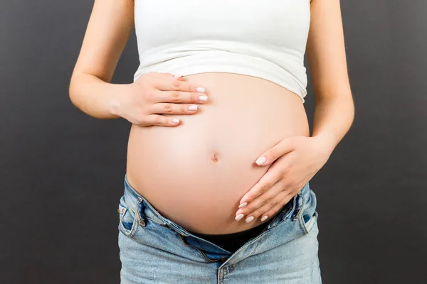 Imagen Recortada Barriga Embarazada Fondo Colorido Con Espacio Copia Esperando —  Fotos de Stock