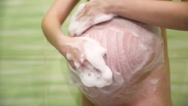 Duşta Hamile Bir Kadın Suyun Altında Koca Bir Göbeği Köpürüyor — Stok video