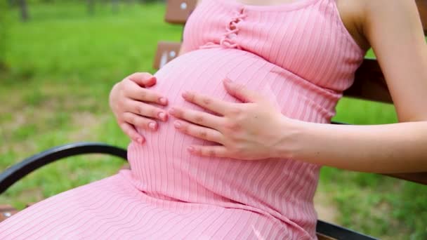 Lycklig Gravid Kvinna Sitter Park Bänk Och Försiktigt Smeka Magen — Stockvideo