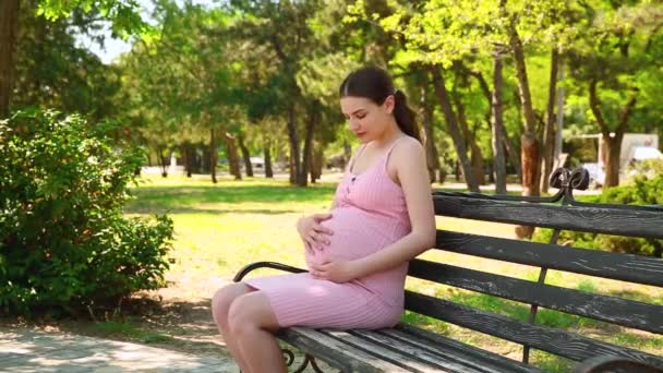 Une Femme Enceinte Assoit Dans Parc Lève Banc Part — Video