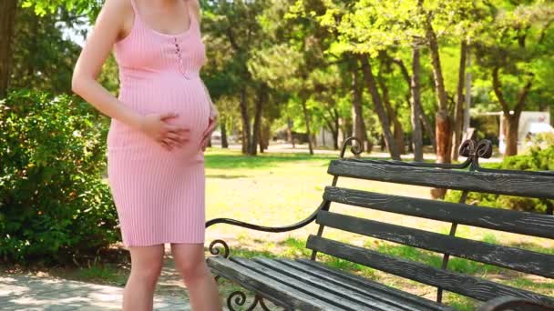 Беременная Женщина Сидит Скамейке Сильной Боли — стоковое видео