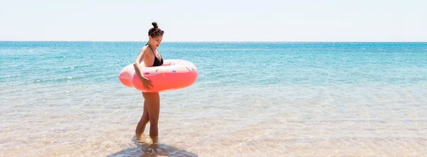 Schöne Frau Donut Gummiring Genießt Das Meer Und Sieht Glücklich — Stockfoto