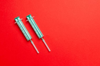 Renkli arkaplanda fotokopi alanı olan tıbbi enjeksiyon için üst sıradaki şırıngaların görüntüsü. Sağlık ve aşı kavramı.