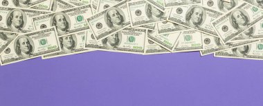 Üstte kopya alanı olan renkli masanın üst görünümü banknotlar. ortasında para yığını olan 100 dolarlık banknotlar. İş kavramına en iyi bakış.