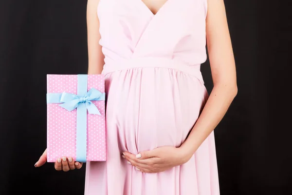 Imagen Recortada Mujer Embarazada Vestido Rosa Sosteniendo Caja Regalo Manchado — Foto de Stock