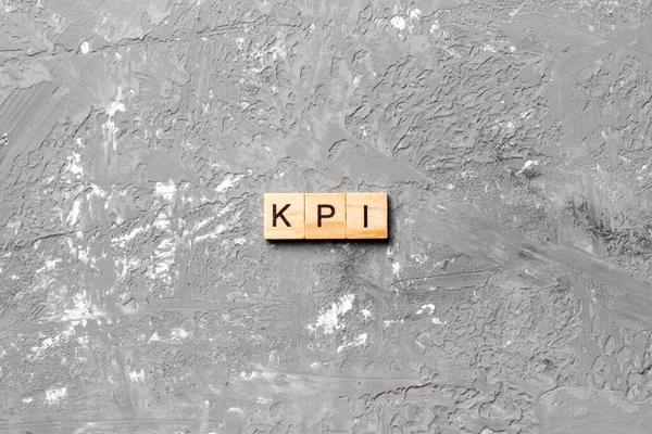 木のブロックに書かれたKpiの単語 表や概念に関する主要なパフォーマンス指標は — ストック写真