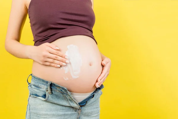 Primer Plano Mujer Embarazada Jeans Desabrochados Aplicando Crema Hidratante Vientre — Foto de Stock
