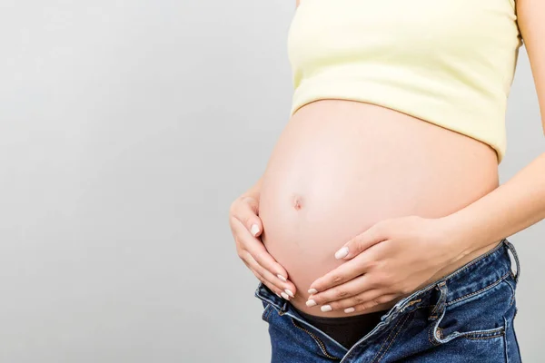 Zbliżenie Brzucha Ciąży Kolorowe Tło Miejsca Kopiowania Przyszłą Matką Otwartych — Zdjęcie stockowe