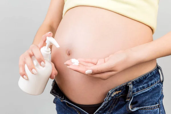 Primer Plano Madre Embarazada Jeans Desabrochados Aplicando Crema Vientre Embarazada — Foto de Stock