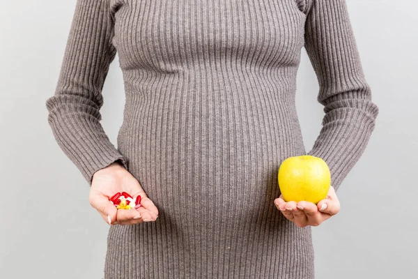 Großaufnahme Eines Apfels Und Eines Haufens Pillen Den Händen Einer — Stockfoto