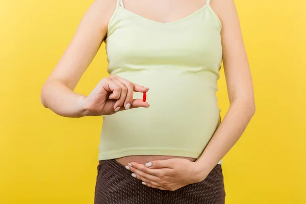 Primer Plano Una Píldora Mano Mujer Embarazada Fondo Colorido Con — Foto de Stock