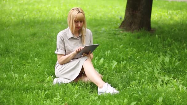 Europäische Frau Benutzt Ein Tablet Blättert Oder Schreibt Mit Dem — Stockvideo