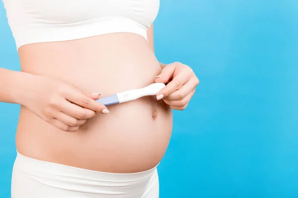 Close Portret Van Zwangere Vrouw Wit Ondergoed Met Positieve Zwangerschapstest — Stockfoto