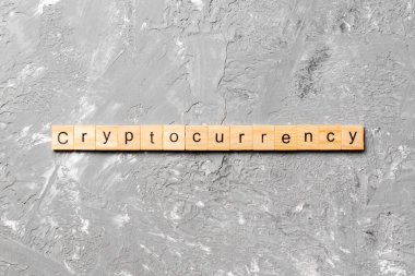 Tahta blokta yazan kripto para birimi kelimesi. Çimento masasında kripto para birimi metni desing, konsept için.