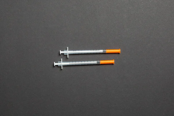 Ovanifrån Insulinsprutor Redo För Injektion Färgglad Bakgrund Diabeteskoncept Med Kopieringsutrymme — Stockfoto