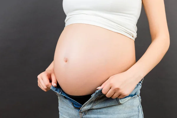 Close Van Verwachte Moeder Unzipped Jeans Tonen Haar Naakte Zwangere — Stockfoto