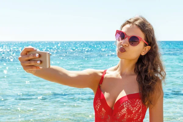Mujer Sexy Traje Baño Rojo Está Tomando Selfie Fondo Del —  Fotos de Stock