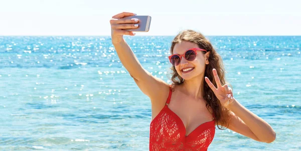 Mujer Sexy Traje Baño Rojo Está Tomando Selfie Fondo Del —  Fotos de Stock