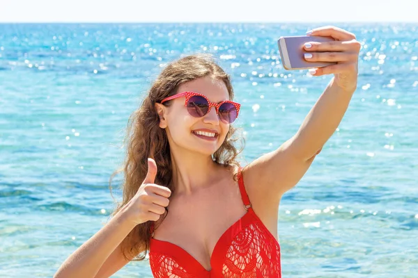 Mujer Joven Traje Baño Rojo Está Tomando Autorretrato Fondo Del —  Fotos de Stock