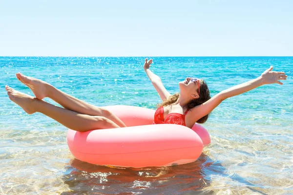 Menina Bonita Está Divertindo Anel Inflável Rosa Mar Relaxamento Praia — Fotografia de Stock