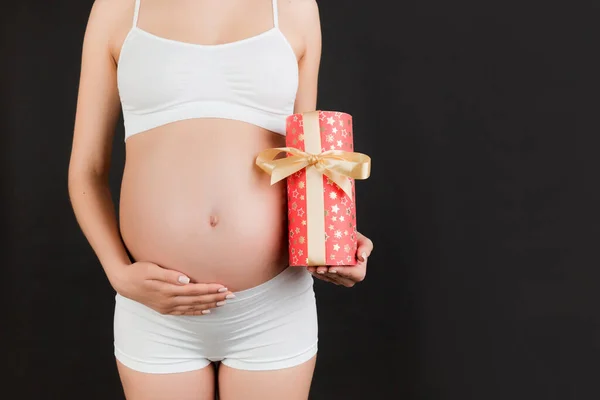 Zugeschnittenes Bild Einer Schwangeren Frau Weißer Unterwäsche Die Eine Geschenkbox — Stockfoto