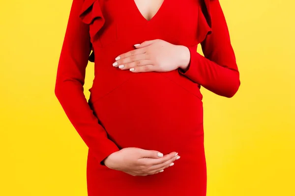 Imagen Recortada Mujer Embarazada Vestido Rojo Tocando Vientre Fondo Amarillo — Foto de Stock