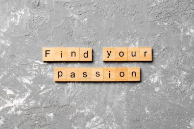 Tahta blokta yazan tutkulu sözcüğünü bul. Üst görünüm konseptin için çimento masasında tutku metnini bul.