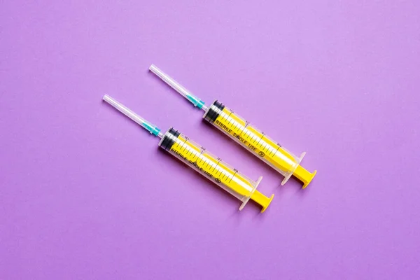 Bovenaanzicht Van Medische Spuiten Kleurrijke Achtergrond Met Kopieerruimte Begrip Injectieapparatuur — Stockfoto