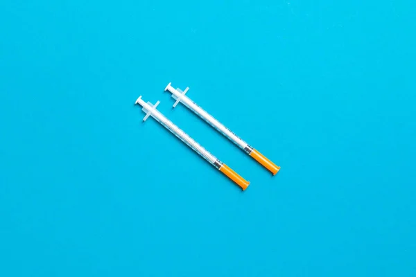 Bovenaanzicht Van Twee Insulinespuiten Een Kleurrijke Achtergrond Met Kopieerruimte Hoog — Stockfoto
