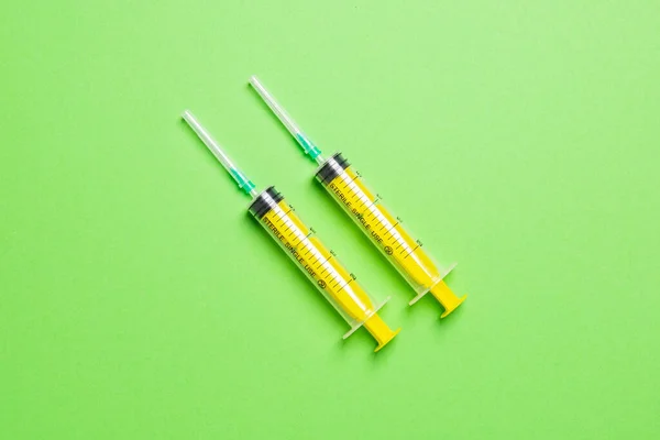 Bovenaanzicht Van Verschillende Injectiespuiten Een Kleurrijke Achtergrond Medische Apparatuur Concept — Stockfoto