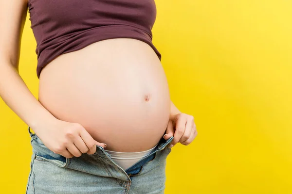 Levágott Kép Egy Terhes Nőről Cipzáratlan Farmerben Amint Meztelen Hasát — Stock Fotó