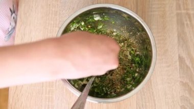 Bir kase dolusu sarımsak ve dereotlu, baharatlı tuzlu biber ev mutfağında terbiye edilecek.