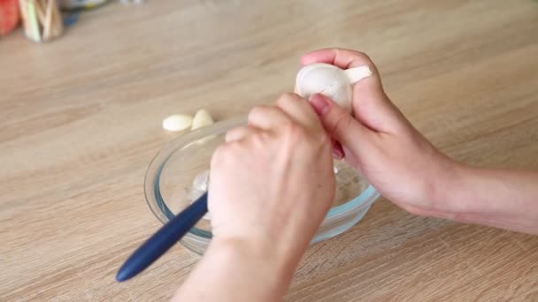 애들은 부엌에 껍질을 벗긴다 여성이 식탁에 발가락에 마늘을 보았다 — 비디오